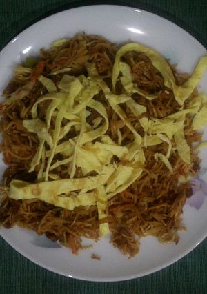 এগ-চিকেন চাউমিন (Egg-chicken chow mein recipe in Bengali) রেসিপির প্রধান ছবি