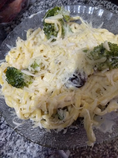 Una foto de Fideos con brócoli, queso y crema