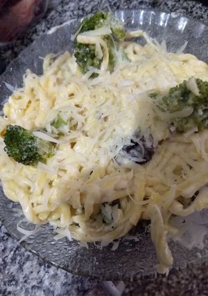 Una foto de Fideos con brócoli, queso y crema