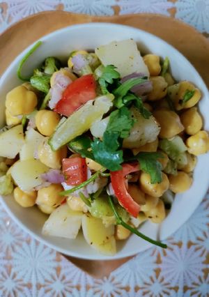 ছোলা চাট(Chola chaat recipe in Bengali) রেসিপির প্রধান ছবি