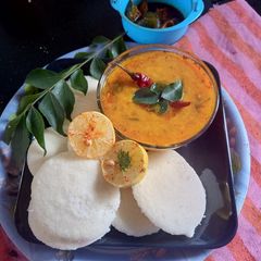 A picture of Sooji Ki idli.