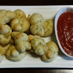 A picture of Garlic Knots.