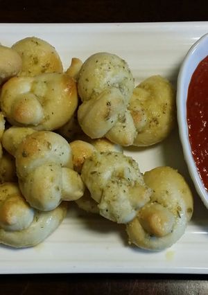 A picture of Garlic Knots.