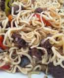 Noodles con butifarra negra y salsa teriyaki