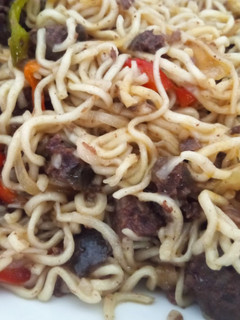 Una foto de Noodles con butifarra negra y salsa teriyaki
