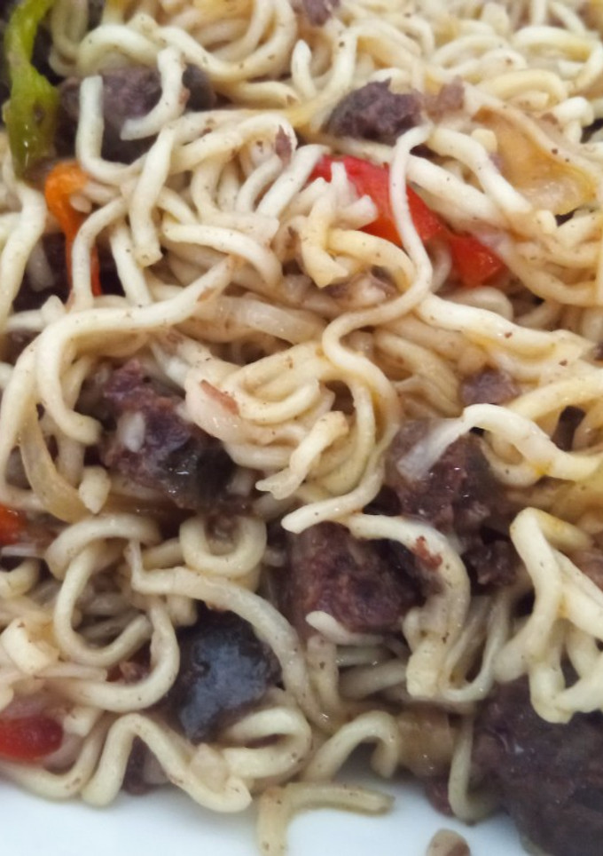 Una foto de Noodles con butifarra negra y salsa teriyaki