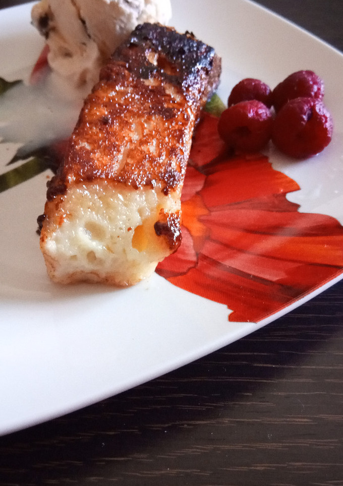 Una foto de Torrijas brioche a la miel de naranjo con helado de menta, chocolate y frambuesas