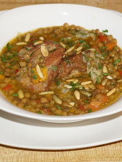 Una foto de Costillitas de cerdo estofadas con lentejas y vegetales. Jon Style