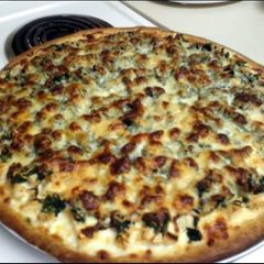 Alfredo chicken spinach pizza A picture of Alfredo chicken spinach pizza.