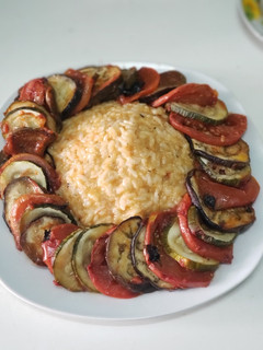 Una foto de 🇫🇷🇮🇹 Ratatouille con Risotto di pomodoro 🇮🇹🇫🇷