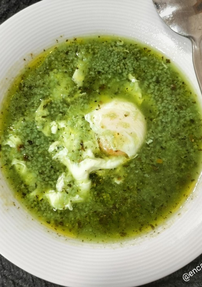 Una foto de Sopa de vegetales kesvit con huevo