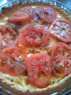 Una foto de Tarta de cebolla, queso y tomate