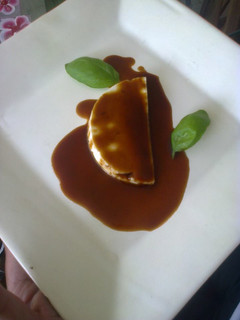 Una foto de Queso ranchero con mermelada de chiles y cebolla geras