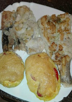 Foto principal de Merluza a la plancha con patatas rellena de verduras y queso con muselina