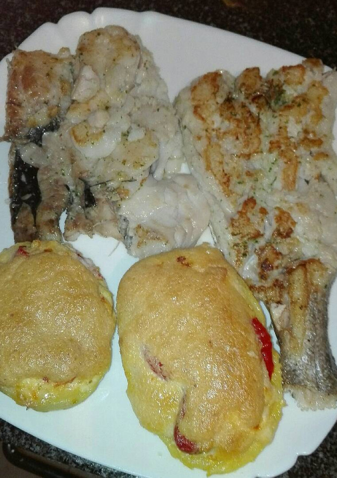 Una foto de Merluza a la plancha con patatas rellena de verduras y queso con muselina