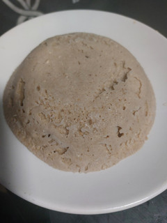 Una foto de Panque de plátano en plato o banana mug cake