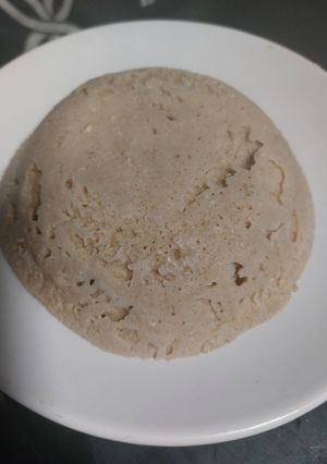 Una foto de Panque de plátano en plato o banana mug cake