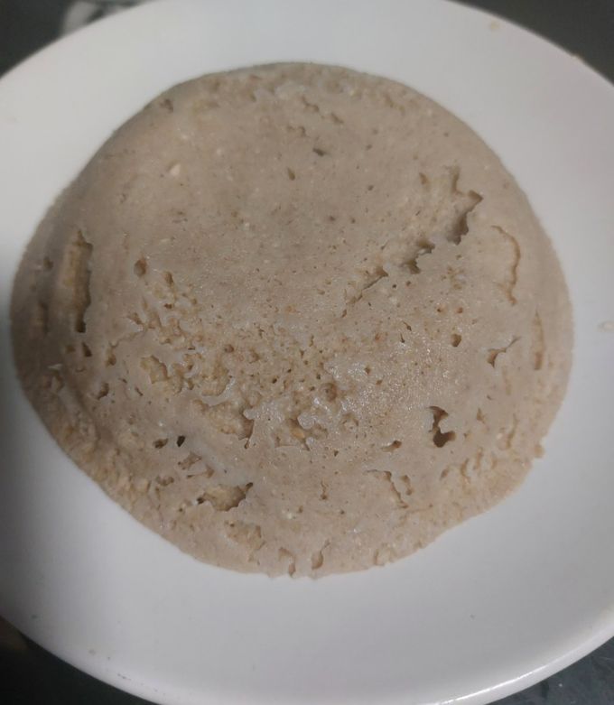 Una foto de Panque de plátano en plato o banana mug cake