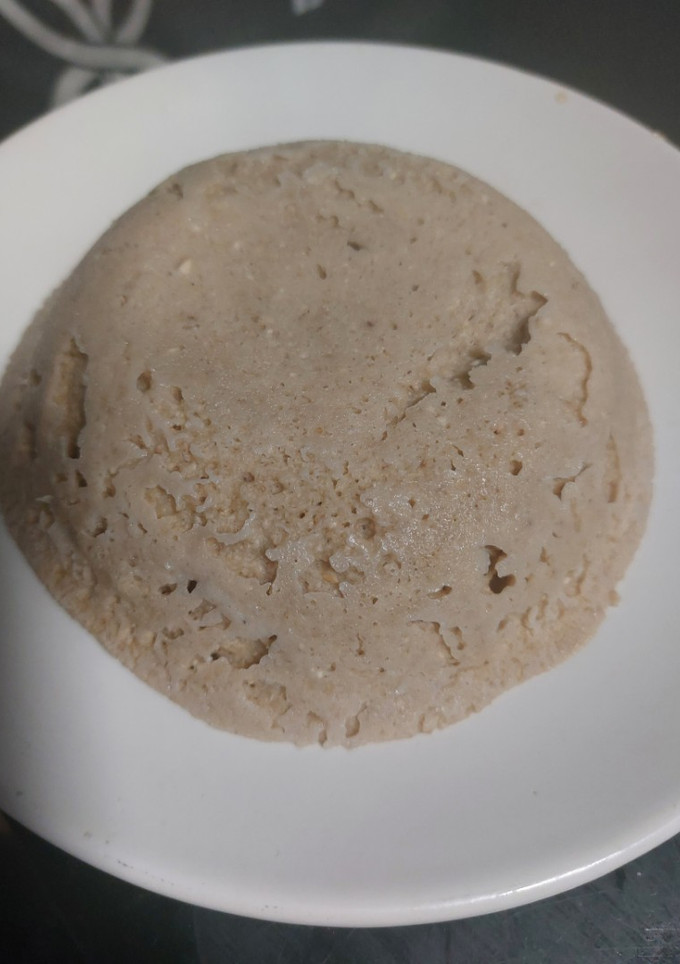 Una foto de Panque de plátano en plato o banana mug cake
