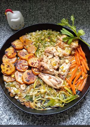 Una foto de Alitas de pollo al jengibre y vegetales