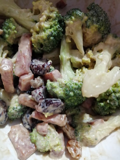 Una foto de Ensalada de brócoli con bacon y pasas