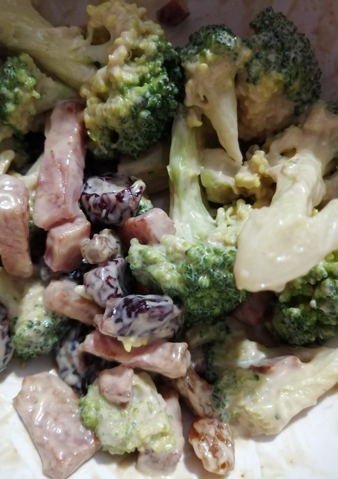 Una foto de Ensalada de brócoli con bacon y pasas