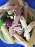 Penne con tonno e olive su vellutata di zucchine