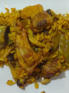 Una foto de Arroz con conejo, costillas y setas