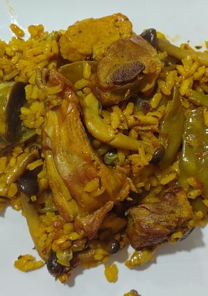 Una foto de Arroz con conejo, costillas y setas