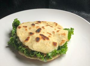 Una foto de Pan pita con kebab de pollo