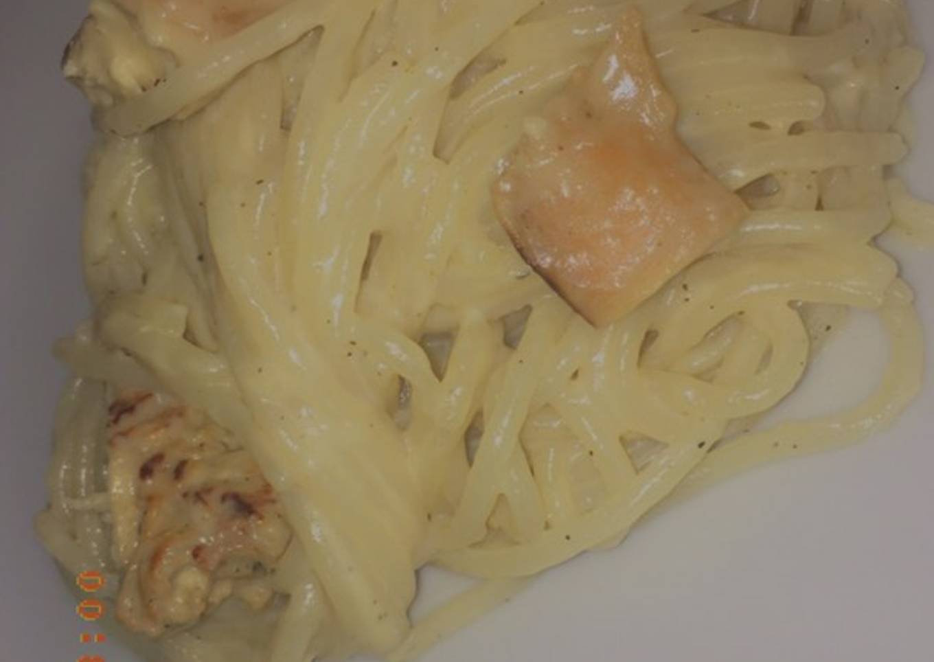 Pasta con pollo en salsa bechamel