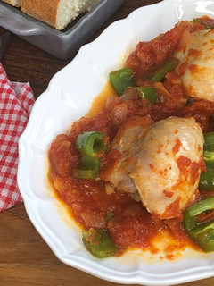Una foto de Contramuslos de pollo con tomate en estuche Lékué al microondas