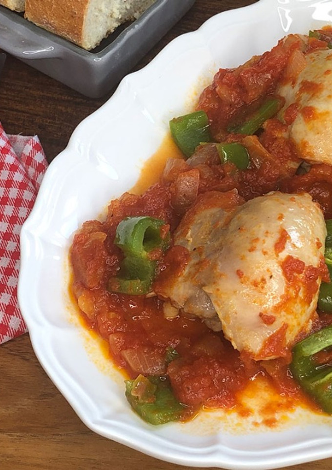 Una foto de Contramuslos de pollo con tomate en estuche Lékué al microondas