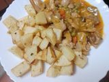 Guiso de contramuslo de pollo con menestra y papas fritas