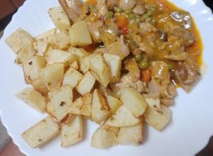 Una foto de Guiso de contramuslo de pollo con menestra y papas fritas