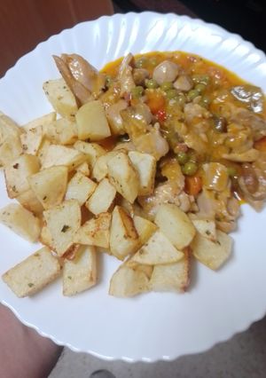Una foto de Guiso de contramuslo de pollo con menestra y papas fritas