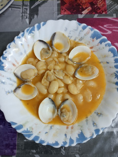 Una foto de Fabas de la granja con almejas (Al estilo de mi marido)