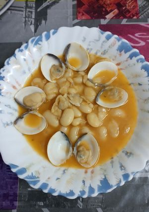 Una foto de Fabas de la granja con almejas (Al estilo de mi marido)