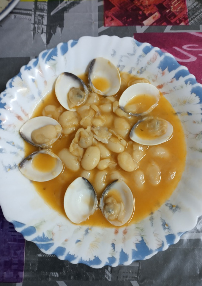 Una foto de Fabas de la granja con almejas (Al estilo de mi marido)