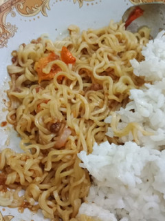 Foto resep Mie goreng pedas topping bawang merah ala bunaz(indomie gorenG)