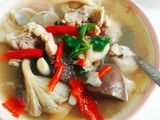 ต้มยำน่องไก่หั่นชิ้น