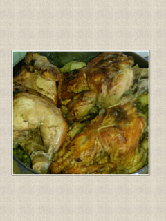 Una foto de Pollos al horno con guisantes y patatas