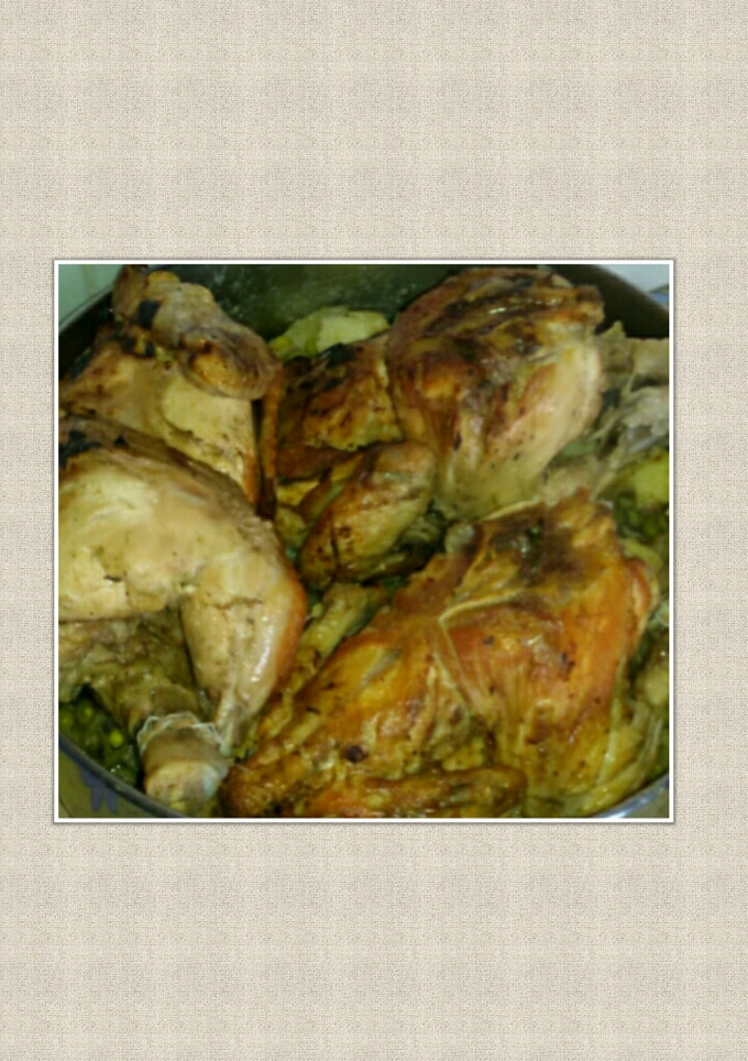 Una foto de Pollos al horno con guisantes y patatas