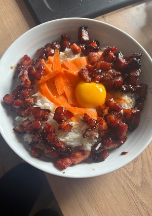 Une photo de Bol de Riz au Porc Caramélisé