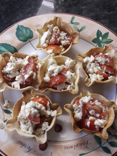 Una foto de Cestitas caprese