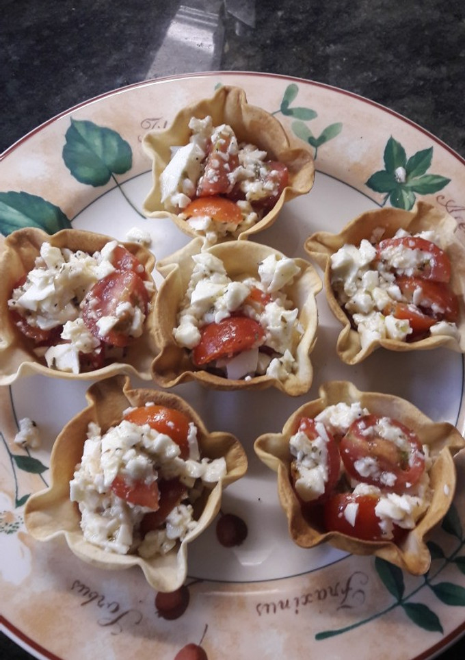 Una foto de Cestitas caprese