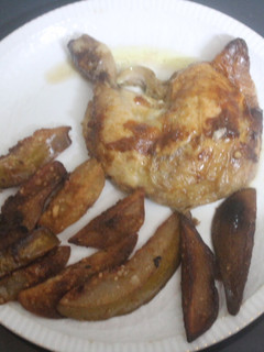 Una foto de Sobras de pollo asado con peras fritas