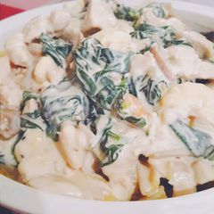 A picture of Creamy Chicken and Spinach Pasta.