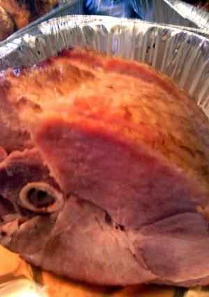 A picture of smoked ham.