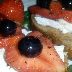 A picture of Sig's Berries over Goat's Cheese Crostini.